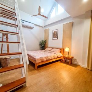een slaapkamer met een bed en een ladder erin bij child shill pool villa in Ban Wang Bot