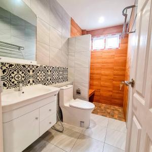 een badkamer met een wit toilet en een wastafel bij child shill pool villa in Ban Wang Bot