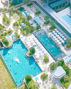 eine Luftansicht eines Resorts mit zwei Pools in der Unterkunft Ananti at Busan Village in Busan