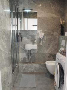 bagno con lavandino, doccia e servizi igienici di EastApart A83 a Varsavia