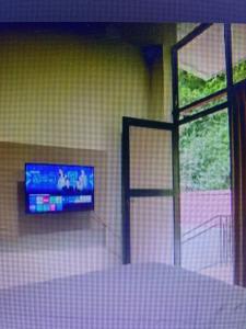 Kampung Karuhan Eco Green Park Sumedangにあるテレビまたはエンターテインメントセンター