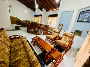 sala de estar con sofás, sillas y TV en Montana Rest, en Anuradhapura