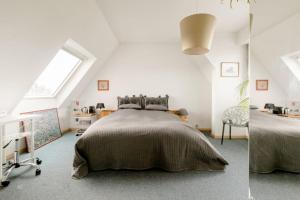 1 dormitorio con cama, escritorio y ventana en Suite Place de l'Etoile, en Estrasburgo