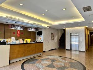 a lobby with a counter in the middle of a building at Home Full Hotel in Jincheng