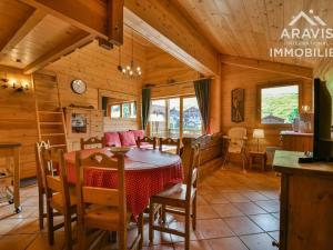 a dining room in a log cabin with a table and chairs at Appartement Le Grand-Bornand, 4 pièces, 8 personnes - FR-1-391-92 in Le Grand-Bornand