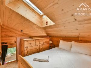 1 dormitorio en una cabaña de madera con 1 cama en Appartement Le Grand-Bornand, 4 pièces, 8 personnes - FR-1-391-92, en Le Grand-Bornand