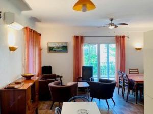 Posedenie v ubytovaní Maison F3 avec parking, clim et wifi - 4 pers - FR-1-703-18