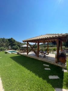 Zahrada ubytování Paralia Homes cheerful 2 bedroom with pool, unit #1