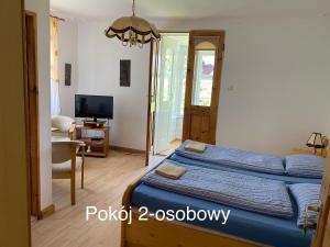 ソスノフカにあるApartamenty Mariaのベッドルーム1室(ベッド1台、テレビ付)