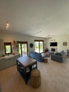 Posezení v ubytování Paralia Homes cheerful 2 bedroom with pool, unit #1