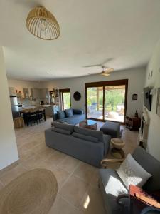 Posezení v ubytování Paralia Homes cheerful 2 bedroom with pool, unit #1