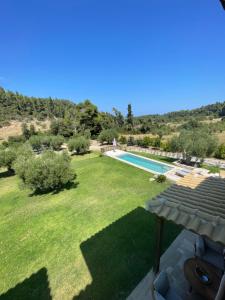 Bazén v ubytování Paralia Homes cheerful 2 bedroom with pool, unit #1 nebo v jeho okolí