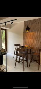 - une salle à manger avec une table et des chaises dans l'établissement Apartment VR home hilly side, à Tsaghkadzor