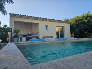 uma villa com piscina em frente a uma casa em Chambre d'hôte Villelaure em Villelaure
