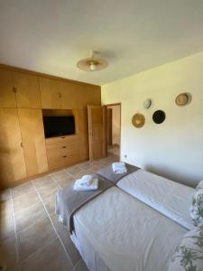 Postel nebo postele na pokoji v ubytování Paralia Homes cheerful 2 bedroom with pool, unit #1