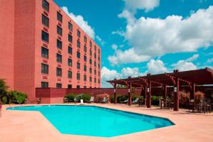 a swimming pool in front of a building at Courtyard by Marriott Killeen in Killeen