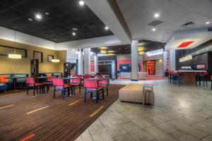 a restaurant with tables and chairs in a room at Courtyard by Marriott Killeen in Killeen