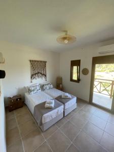 Postel nebo postele na pokoji v ubytování Paralia Homes cheerful 2 bedroom with pool, unit #1