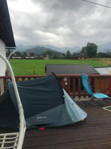 une tente et une chaise sur une terrasse dans l'établissement Camping Zakopane Willa Skoczek oferta nie dotyczy noclegu w pokoju, à Zakopane
