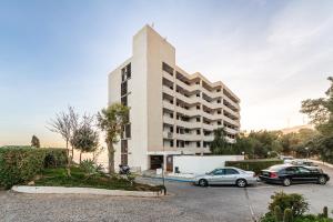 un edificio con dos coches estacionados en un estacionamiento en Los acantilados en Almería