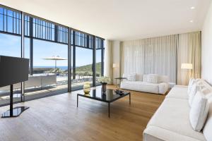 TV a/nebo společenská místnost v ubytování Barbaros Reserve Bodrum Residences Managed by Kempinski