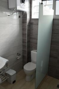 A bathroom at Ammos Apartments