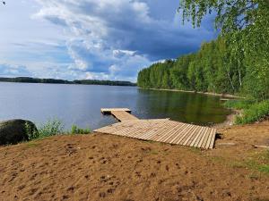 a wooden dock on the shore of a lake at Rantamökki Naava in Hämeenlinna