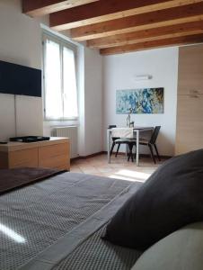 Schlafzimmer mit einem Bett und einem Esstisch in der Unterkunft Casa Annais in zona Ospedale, Autodromo, parco in Monza