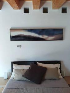 Schlafzimmer mit einem Bett mit Wandgemälde in der Unterkunft Casa Annais in zona Ospedale, Autodromo, parco in Monza