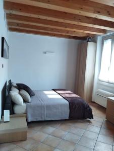 a bedroom with a bed and a large window at Casa Annais in zona Ospedale, Autodromo, parco in Monza