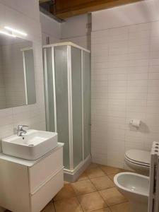 a white bathroom with a sink and a toilet at Casa Annais in zona Ospedale, Autodromo, parco in Monza
