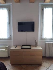 ein Wohnzimmer mit einem Flachbild-TV an der Wand in der Unterkunft Casa Annais in zona Ospedale, Autodromo, parco in Monza