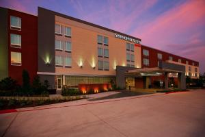 un edificio de hotel con un aparcamiento enfrente en SpringHill Suites by Marriott Houston The Woodlands en The Woodlands