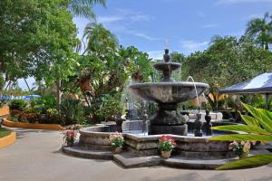 ブレーデントンにあるCourtyard by Marriott Bradenton Sarasota/Riverfrontの花の咲く中庭の中心の噴水