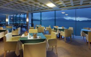 a restaurant with tables and chairs and a view of the ocean at LeaLea Garden Hotels - Moon Lake in Yuchi