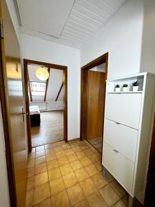 Habitación con pasillo y cómoda blanca en 2-Zimmer im Herzen von Göttingen, en Gotinga