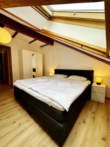 1 dormitorio con 1 cama grande con sábanas blancas en 2-Zimmer im Herzen von Göttingen, en Gotinga