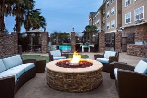 een vuurplaats midden op een patio bij Residence Inn by Marriott Houston Katy Mills in Katy