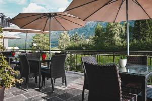 Rõdu või terrass majutusasutuses Hotel Toblacherhof