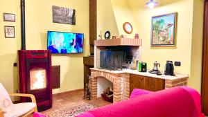 a living room with a fireplace and a tv at VILLA NOCRI - Piscina & Sauna esclusiva in Montefranco