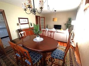 a living room with a table and chairs and a couch at LA BOTICA DEL MONASTERIO in Sahagún