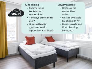 - 2 lits dans une chambre avec une description de ses caractéristiques dans l'établissement Hiisi Homes Vantaa Keimolanmäki, à Vantaa