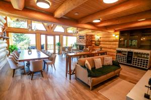 a living room with a table and a dining room at PENSIUNEA IZABELLA, Izabella Chalet in Topliţa