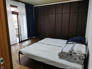 a bedroom with a bed with a wooden headboard at 和室+洋室+日本酒飲放題/Premier Guest House 
