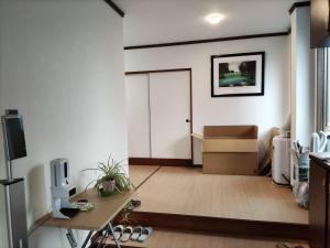 和室+洋室+日本酒飲放題/Premier Guest House的电视和/或娱乐中心