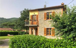 a stone house with a balcony on the side of it at 3 Bedroom Awesome Home In Arezzo in Palazzo del Pero