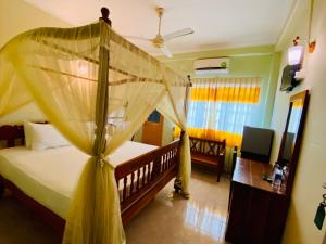 1 dormitorio con 1 cama con dosel en Montana Rest, en Anuradhapura