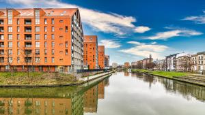 a river in a city with tall buildings and buildings at Maya's Flats & Resorts 34 - Chmielna 73 in Gdańsk
