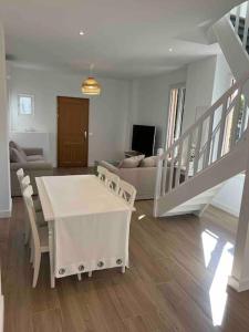 - un salon avec une table blanche et un canapé dans l'établissement Completely renovated villa, à Cap d'Ail