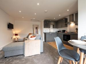 ein Wohnzimmer mit einem Sofa und einer Küche in der Unterkunft Pass the Keys Stunning Apartment with Terrace in Telford